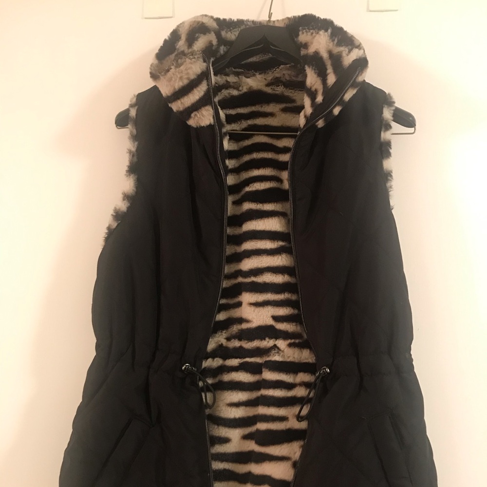 Reversible black/leopard vest